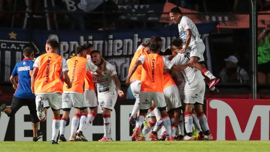 Deportivo Armenio sorprendió a Talleres de Córdoba y lo sacó de la Copa Argentina Deportivo Armenio sorprendió a Talleres de Córdoba y lo sacó de la Copa Argentina