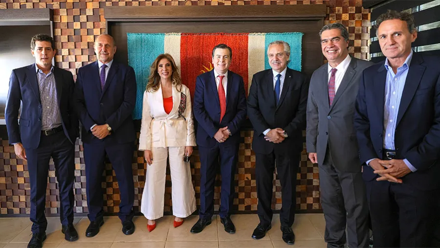 Alberto Fernández mantuvo en Santiago del Estero una nueva reunión del Comité Jurisdiccional de Bajos Submeridionales junto a los gobernadores Zamora, Capitanich y Perotti, entre otras autoridades. Alberto Fernández mantuvo en Santiago del Estero una nueva reunión del Comité Jurisdiccional de Bajos Submeridionales junto a los gobernadores Zamora, Capitanich y Perotti, entre otras autoridades.