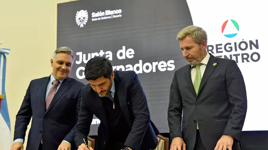 Martín Llaryora (Córdoba) y Maximiliano Pullaro (Santa Fe) definen sus estrategias; Rogelio Frigerio (Entre Ríos), a la expectativa. Martín Llaryora (Córdoba) y Maximiliano Pullaro (Santa Fe) definen sus estrategias; Rogelio Frigerio (Entre Ríos), a la expectativa.