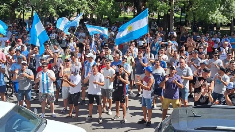 Vecinos y familiares acompañaron a los trabajadores de Granja Tres Arroyos en la manifestación por el conflicto salarial y laboral, por las calles de Concepción del Uruguay. Vecinos y familiares acompañaron a los trabajadores de Granja Tres Arroyos, en la manifestación por el conflicto salarial y laboral en las calles de Concepción del Uruguay.