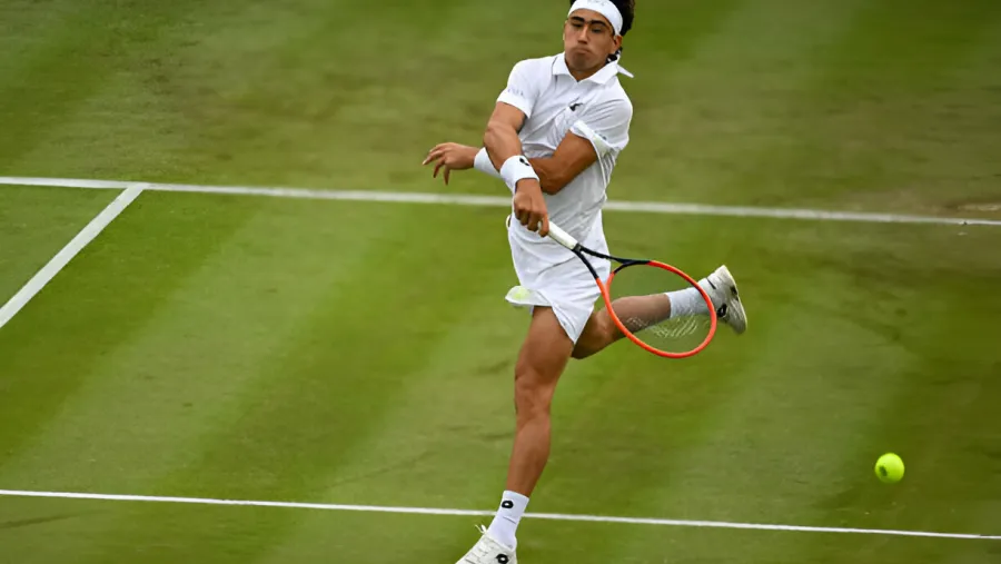 Tenis: Comesaña hizo historia al eliminar al número seis del mundo en Wimbledon Tenis: Comesaña hizo historia al eliminar al número seis del mundo en Wimbledon