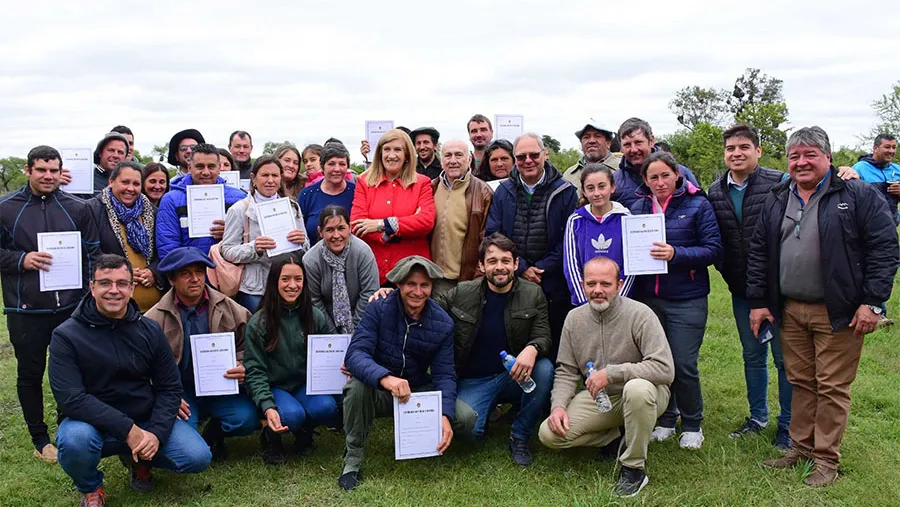 La ministra Rosario Romero presidió el acto de entrega de las escrituras a las familias que integran la comunidad de Guardamontes, Departamento Tala. La ministra Rosario Romero presidió el acto de entrega de las escrituras a las familias que integran la comunidad de Guardamontes, Departamento Tala.