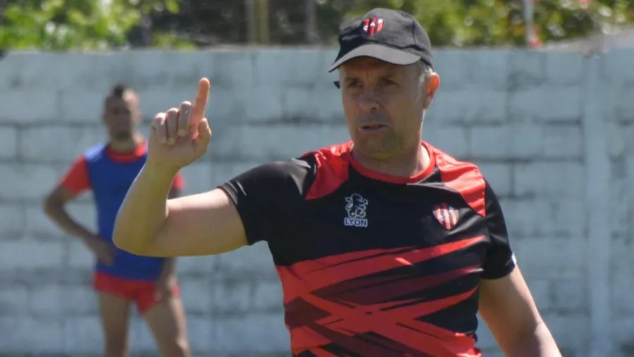 Gustavo Álvarez “De Diego, además del don futbolístico, valoro que transmitía”, expresó el DT de Patronato