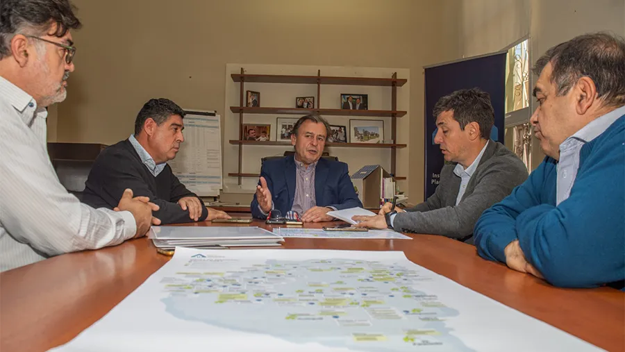 Bisogni recibió a Iván Kerr y Luis Uriona, que fueron los enviados del gobernador electo Rogelio Frigerio para comenzar la transición en el IAPV. Bisogni recibió a Iván Kerr y Luis Uriona, que fueron los enviados del gobernador electo Rogelio Frigerio para comenzar la transición en el IAPV.