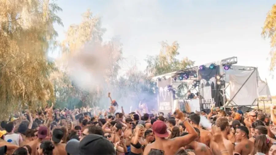 Una productora de eventos vende las entradas para una fiesta electrónica a 11 mil pesos en un predio que está regulado como área natural protegida en los humedales de las islas entrerrianas de Victoria. Una productora de eventos vende las entradas para una fiesta electrónica a 11 mil pesos en un predio que está regulado como área natural protegida en los humedales de las islas entrerrianas de Victoria.