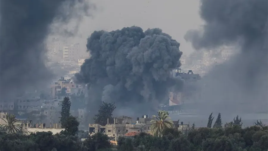 Una columna de humo se eleva este domingo sobre Gaza tras un bombardeo israelí. Una columna de humo se eleva este domingo sobre Gaza tras un bombardeo israelí.