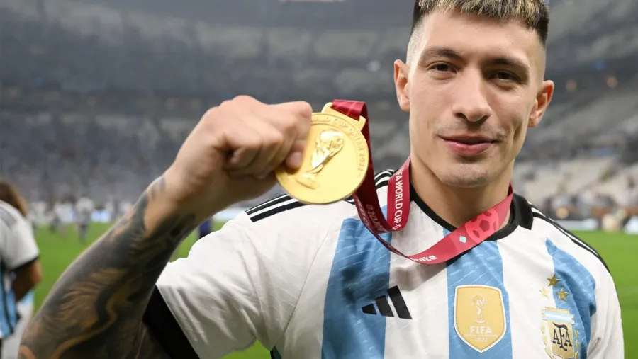 Lisandro Martínez: “A Messi le dije que le agradecía por permitirme ser campeón del mundo” Lisandro Martínez: “A Messi le dije que le agradecía por permitirme ser campeón del mundo”