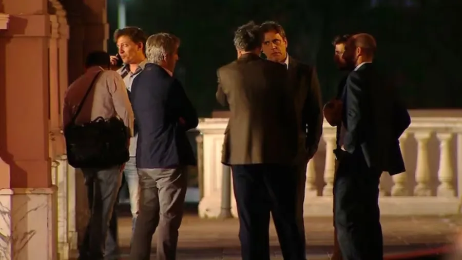 El ministro Luis Caputo junto al asesor presidencial Santiago Caputo y el resto de su equipo en la puerta de la Casa Rosada tras el anuncio. El ministro Luis Caputo junto al asesor presidencial Santiago Caputo y el resto de su equipo en la puerta de la Casa Rosada tras el anuncio.