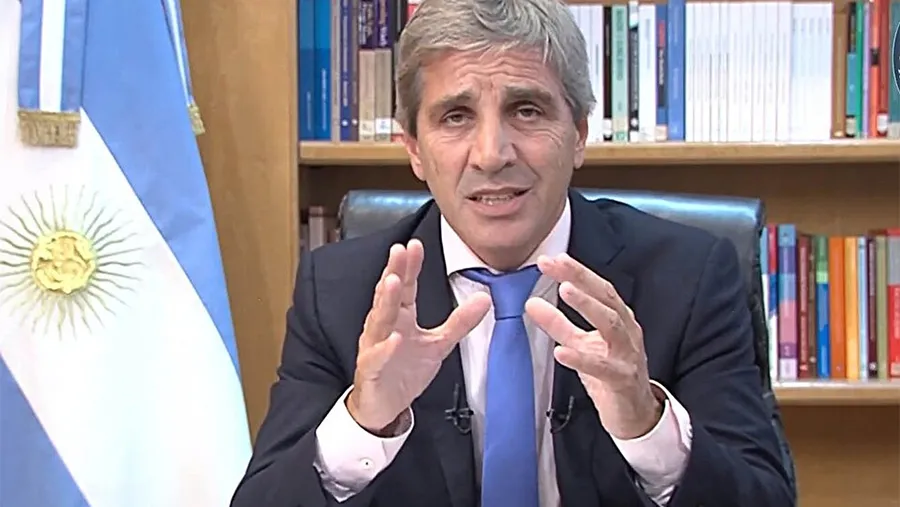 Luis Caputo, ministro de Economía, no consigue los dólares necesarios para tranquilizar el mercado cambiario. Luis Caputo, ministro de Economía, no consigue los dólares necesarios para tranquilizar el mercado cambiario.