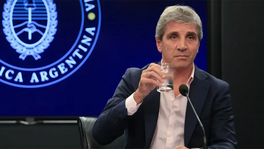 Trago amargo. La escasez de dólares es un serio obstáculo al programa del gobierno, aunque el ministro de Economía, Luis Caputo, lo intente minimizar. Trago amargo. La escasez de dólares es un serio obstáculo al programa del gobierno, aunque el ministro de Economía, Luis Caputo, lo intente minimizar.