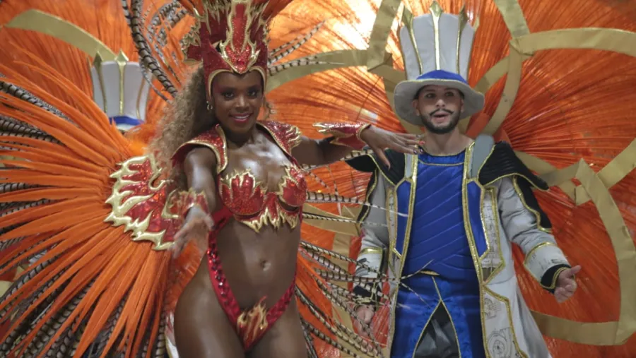 La apertura de Marí Marí que realiza Silvana “Bombón” Fernandes tiene un nivel coreográfico que despierta admiración y entusiasmo. Foto: Prensa del Carnaval. La apertura de Marí Marí que realiza Silvana “Bombón” Fernandes tiene un nivel coreográfico que despierta admiración y entusiasmo. Foto: Prensa del Carnaval.