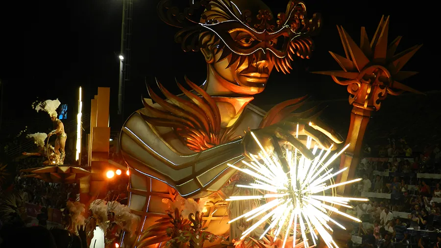 Marí Marí abrió la sexta noche del Carnaval y aunque tuvo desinteligencias en la carroza de los músicos, logró entusiasmar a un público que sigue siendo fiel. Marí Marí abrió la sexta noche del Carnaval y aunque tuvo desinteligencias en la carroza de los músicos, logró entusiasmar a un público que sigue siendo fiel.