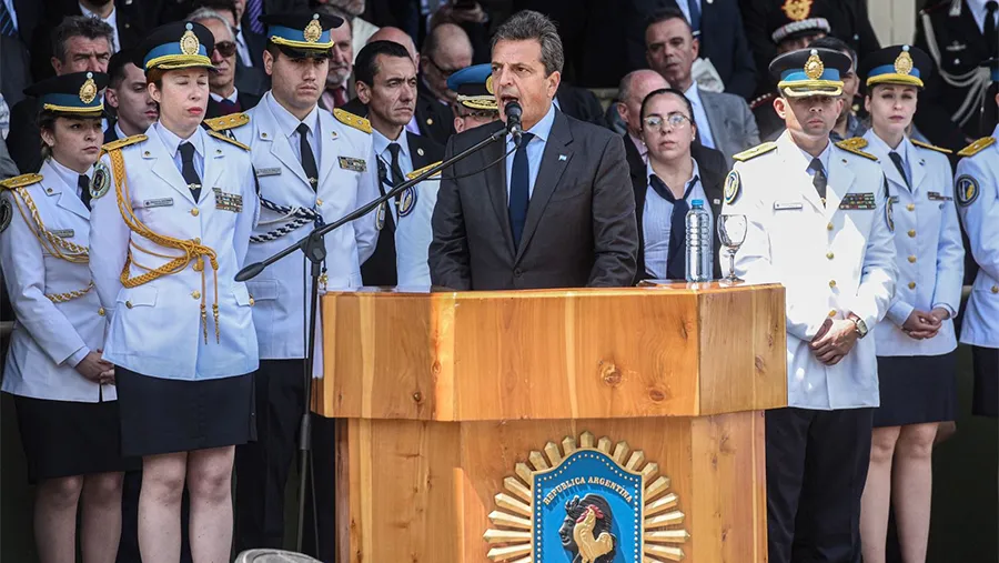 Massa: “No hay mejor herramienta para el cumplimiento de la ley que Fuerzas de Seguridad profesionales, equipadas y respetadas”. Massa: “No hay mejor herramienta para el cumplimiento de la ley que Fuerzas de Seguridad profesionales, equipadas y respetadas”.