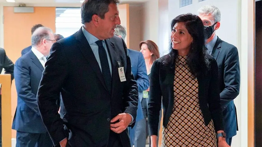 Imagen de archivo de Sergio Massa con Gita Gopinat, en otros encuentros con autoridades del FMI. Imagen de archivo de Sergio Massa con Gita Gopinat, en otros encuentros con autoridades del FMI.