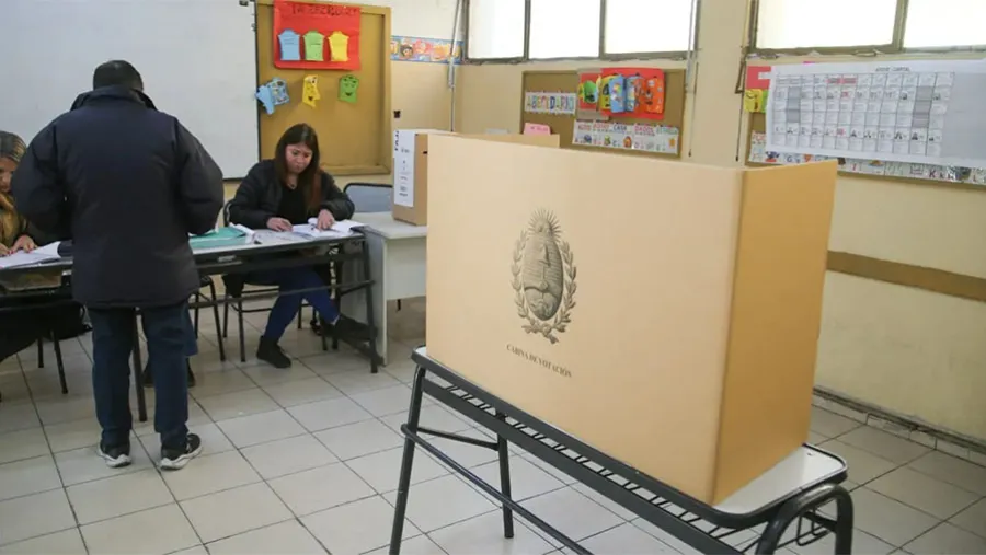 Cinco candidatos buscan llegar al sillón de San Martín, pero Alfredo Cornejo y Omar De Marchi hegemonizan la competencia. En esta elección se ponen en juego 19 de los 38 senadores y 24 de los 48 diputados provinciales, 11 intendentes y 61 concejales. Expectativa nacional. Cinco candidatos buscan llegar al sillón de San Martín, pero Alfredo Cornejo y Omar De Marchi hegemonizan la competencia. En esta elección se ponen en juego 19 de los 38 senadores y 24 de los 48 diputados provinciales, 11 intendentes y 61 concejales. Expectativa nacional.