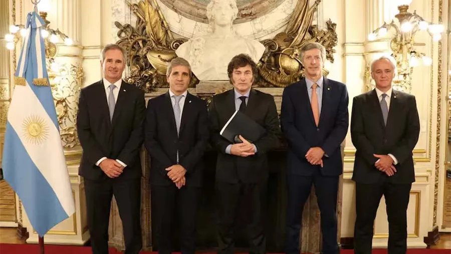 Imagen de archivo del presidente Javier Milei junto a su equipo económico. Imagen de archivo del presidente Javier Milei junto a su equipo económico.