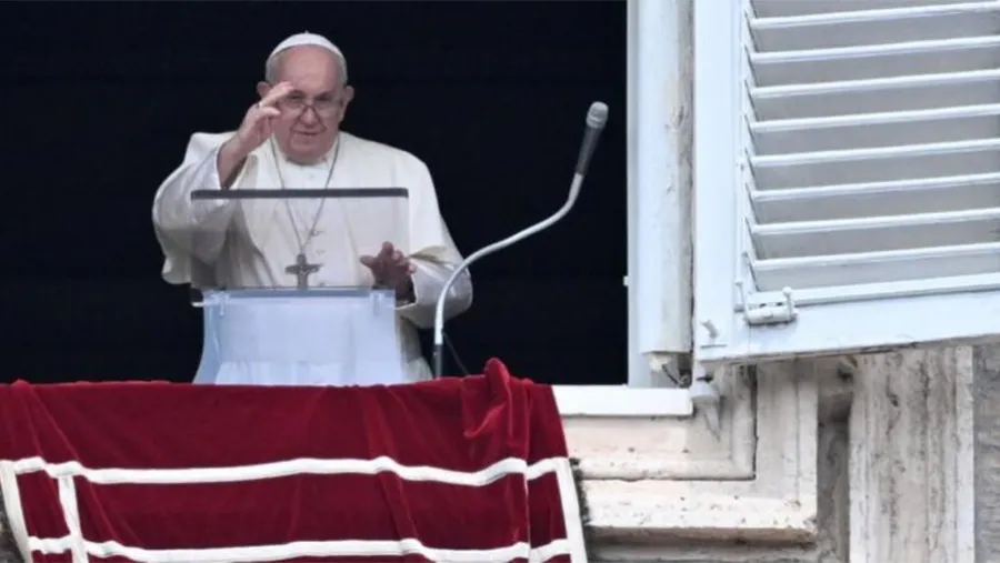 El Papa, en el Ángelus: “Cristo está vivo y camina con nosotros”. El Papa, en el Ángelus: “Cristo está vivo y camina con nosotros”.