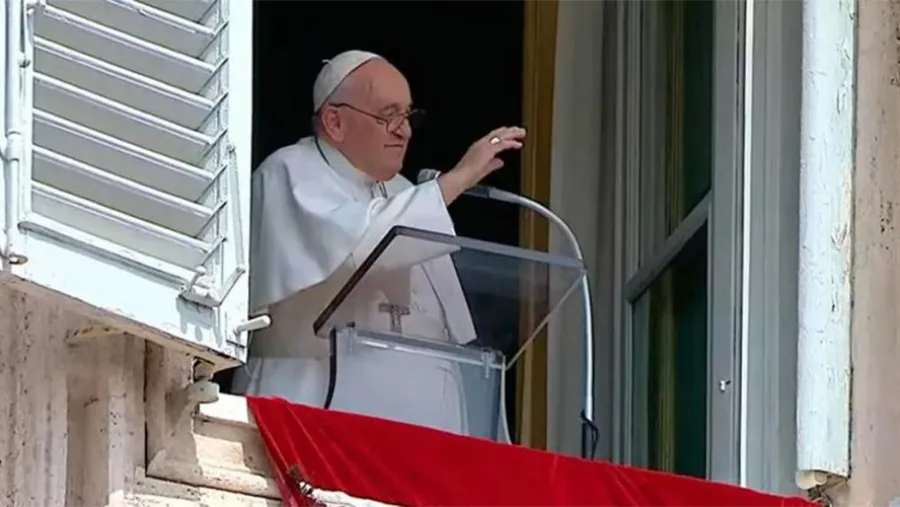 El Papa Francisco saluda a los peregrinos tras la oración mariana. El Papa Francisco saluda a los peregrinos tras la oración mariana.