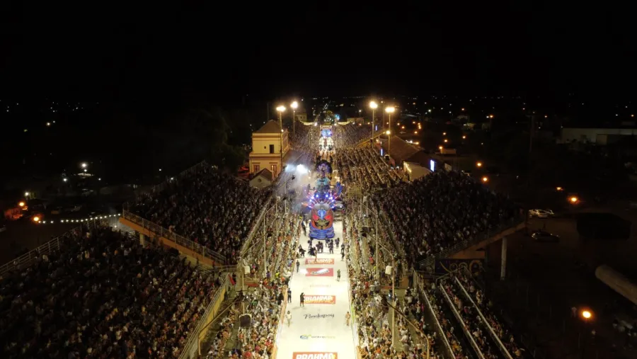 La comparsa Papelitos del Club Juventud Unida abrió la sexta noche del Carnaval del País, ante más de 20 mil personas en el Corsódromo. Crédito foto: Prensa Carnaval. La comparsa Papelitos del Club Juventud Unida abrió la sexta noche del Carnaval del País, ante más de 20 mil personas en el Corsódromo. Crédito foto: Prensa Carnaval.