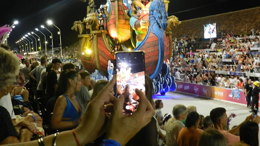 Papelitos fue la primera en desfilar en el Corsódromo de Gualeguaychú, seguida de Marí Marí, Kamarr y O´Bahía. Papelitos fue la primera en desfilar en el Corsódromo de Gualeguaychú, seguida de Marí Marí, Kamarr y O´Bahía.