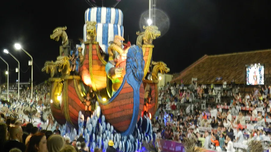 Papelitos con su tema “Valkë, ser nórdico antiguo del oeste” será la primera en desfilar por el Corsódromo de Gualeguaychú. Papelitos con su tema “Valkë, ser nórdico antiguo del oeste” será la primera en desfilar por el Corsódromo de Gualeguaychú.