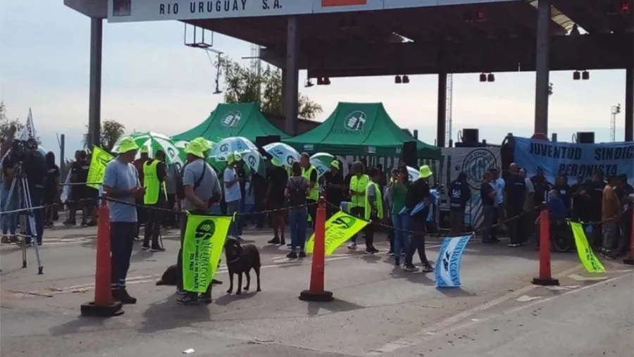 Los 500 trabajadores de la empresa Caminos del Río Uruguay quedarán sin trabajos a partir del 9 de abril. Nadie asegura siquiera si recibirán indemnizaciones y la incertidumbre de suma al malestar social. Los 500 trabajadores de la empresa Caminos del Río Uruguay quedarán sin trabajos a partir del 9 de abril. Nadie asegura siquiera si recibirán indemnizaciones y la incertidumbre de suma al malestar social.