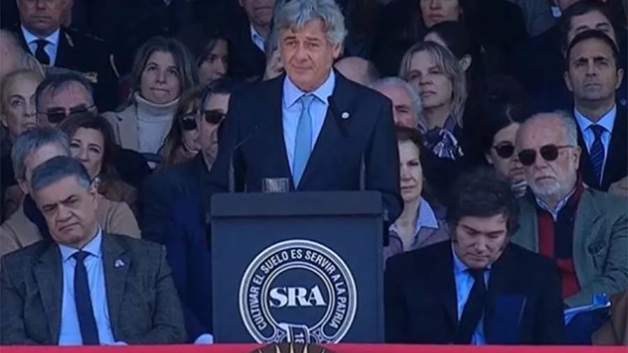 El presidente de la Sociedad Rural Argentina, Nicolás Pino, reclamó el fin de las retenciones y del cepo cambiario. El presidente de la Sociedad Rural Argentina, Nicolás Pino, reclamó el fin de las retenciones y del cepo cambiario.