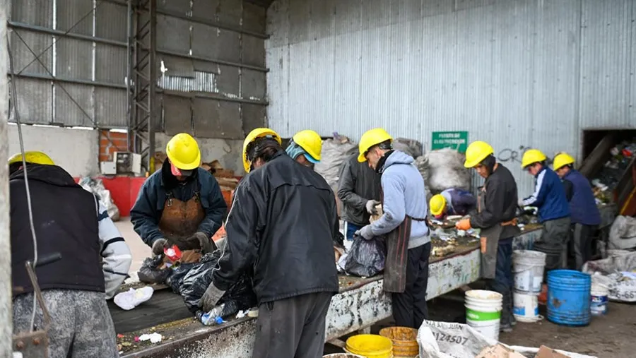 Las cooperativas de reciclado como la que funciona desde hace años en Gualeguaychú es un modelo a seguir. Las cooperativas de reciclado como la que funciona desde hace años en Gualeguaychú es un modelo a seguir.