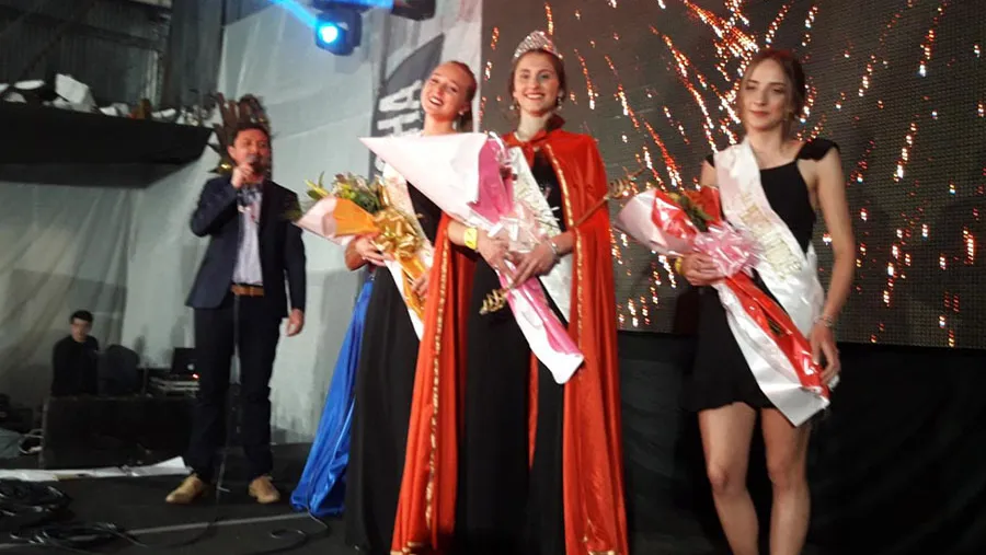 Con un impresionante marco de público, compuesto principalmente por estudiantes carroceros y sus familias, se eligió la representante 2019.