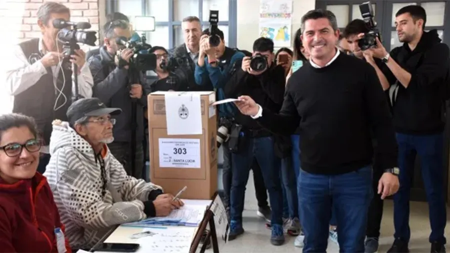 El ahora gobernador electo del lema “Cambia San Juan”, Marcelo Orrego, votó alrededor del mediodía en la escuela Carlos Pellegrini de la capital sanjuanina. El ahora gobernador electo del lema “Cambia San Juan”, Marcelo Orrego, votó alrededor del mediodía en la escuela Carlos Pellegrini de la capital sanjuanina.