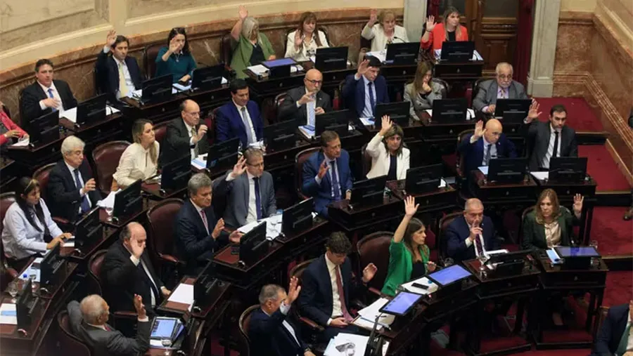 La votación del aumento de dietas en el Senado se hizo en 45 segundos el 18 de abril. A pesar de las quejas, nunca más trataron el tema en sesión para retrotraer ese incremento. La votación del aumento de dietas en el Senado se hizo en 45 segundos el 18 de abril. A pesar de las quejas, nunca más trataron el tema en sesión para retrotraer ese incremento.