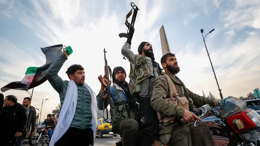 Rebeldes sirios anuncian la caída de Damasco y del régimen de Bachar el Asad Celebraciones en las calles de Homs (Siria). Rebeldes sirios anuncian la caída de Damasco y del régimen de Bachar el Asad Celebraciones en las calles de Homs (Siria).