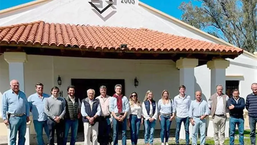 Los ganaderos de la Sociedad Rural se reunieron Establecimiento La Rosalía y reclaman reunirse con el gobernador electo, Rogelio Frigerio para abordar las problemáticas del sector. Los ganaderos de la Sociedad Rural se reunieron Establecimiento La Rosalía y reclaman reunirse con el gobernador electo, Rogelio Frigerio para abordar las problemáticas del sector.