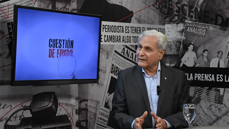 Gustavo Solanas fue muy crítico con aquellos legisladores que dejan un manto de sospecha al momento de asumir un voto a cambio de un nombramiento o una obra. “Eso se presta a que hubiera una ´Banelco´ de por medio, como fue alguna vez en el Senado”, manifestó. Gustavo Solanas fue muy crítico con aquellos legisladores que dejan un manto de sospecha al momento de asumir un voto a cambio de un nombramiento o una obra. “Eso se presta a que hubiera una ´Banelco´ de por medio, como fue alguna vez en el Senado”, manifestó.