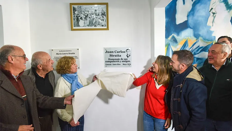 La dirigencia política de Victoria y de la provincia se encontró para realizar un homenaje a Juan Carlos Stratta. La dirigencia política de Victoria y de la provincia se encontró para realizar un homenaje a Juan Carlos Stratta.