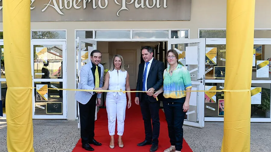 El viernes pasado por la tarde, la vicegobernadora Laura Stratta se trasladó hasta la localidad de Larroque para realizar la apertura del V Festival de Teatro. El viernes pasado por la tarde, la vicegobernadora Laura Stratta se trasladó hasta la localidad de Larroque para realizar la apertura del V Festival de Teatro.