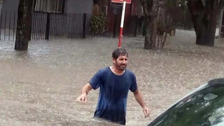 Un vecino intenta cruzar la Plaza Moreno de Villa Elisa. Un vecino intenta cruzar la Plaza Moreno de Villa Elisa.
