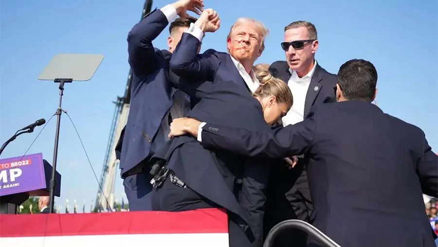 Donald Trump fue evacuado por su custodia y agentes del Servicio Secreto del acto de campaña en Pensilvania tras un tiroteo. Donald Trump fue evacuado por su custodia y agentes del Servicio Secreto del acto de campaña en Pensilvania tras un tiroteo.