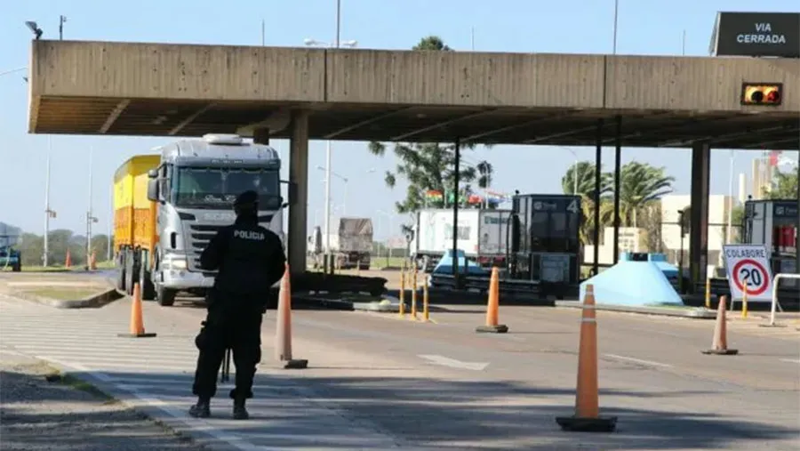 El tránsito sobre el túnel subfluvial se redujo más de un 65 por ciento. Las medidas restrictivas hacen que la circulación de autos entre Paraná y Santa Fe se reduzca. Por día pasan cuatro mil vehículos y la mayoría son camiones. El tránsito sobre el túnel subfluvial se redujo más de un 65 por ciento. Las medidas restrictivas hacen que la circulación de autos entre Paraná y Santa Fe se reduzca. Por día pasan cuatro mil vehículos y la mayoría son camiones.