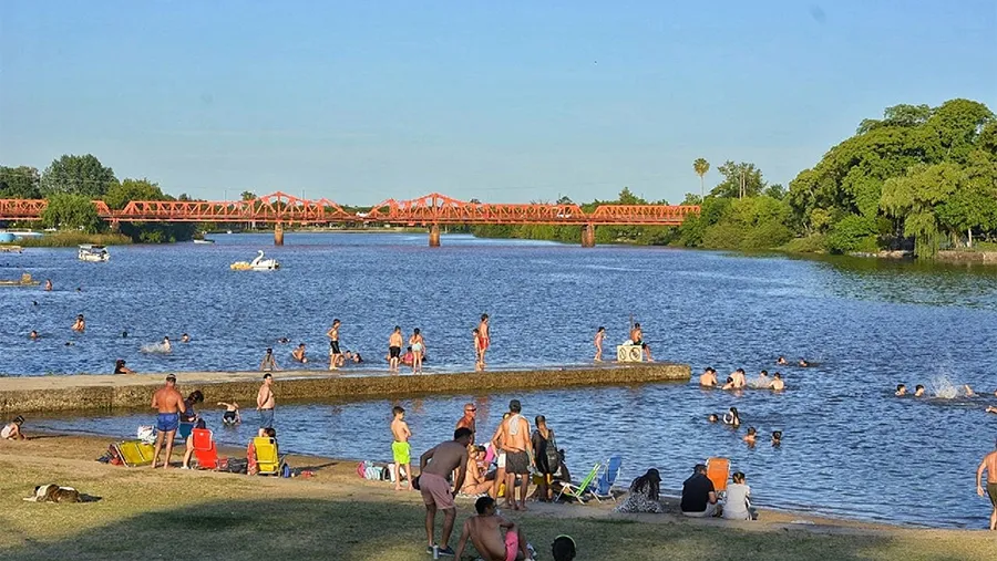 Gualeguaychú tuvo un gran movimiento sobre los balnearios del río homónimo, y en el Ñandubaysal sobre el río Uruguay, además de gran cantidad de visitantes a las Termas de Guaychú. Gualeguaychú tuvo un gran movimiento sobre los balnearios del río homónimo, y en el Ñandubaysal sobre el río Uruguay, además de gran cantidad de visitantes a las Termas de Guaychú.
