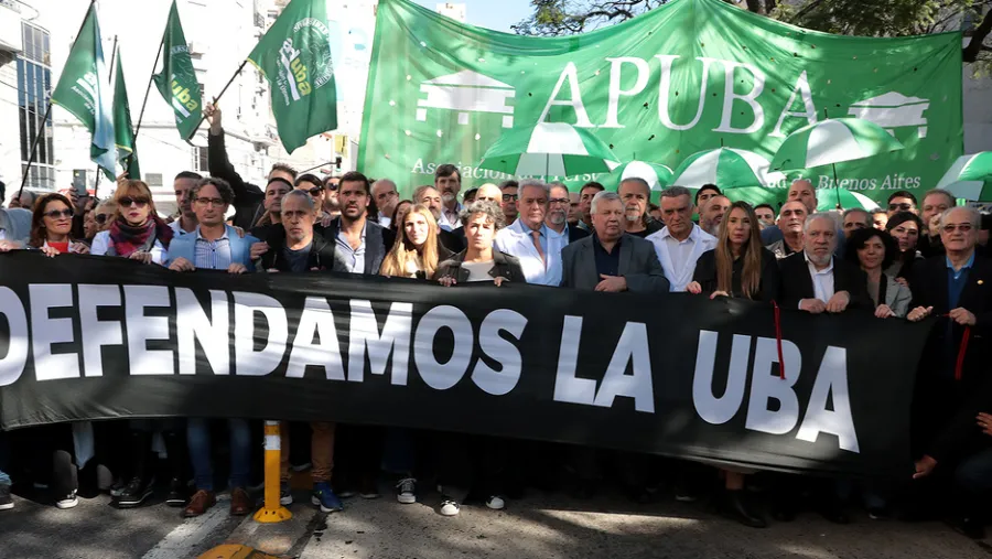 El Gobierno rechazó el documento de la Universidad de Buenos Aires y dice que viola los derechos de los estudiantes. El Gobierno rechazó el documento de la Universidad de Buenos Aires y dice que viola los derechos de los estudiantes.