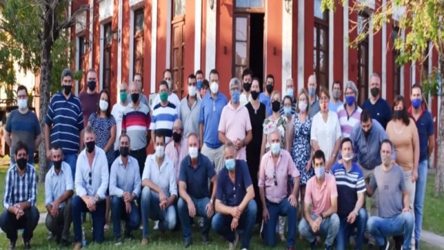 Dirigentes radicales conformaron nuevo espacio: “Nace el futuro para la UCR en Cambiemos” Dirigentes radicales conformaron nuevo espacio: “Nace el futuro para la UCR en Cambiemos”