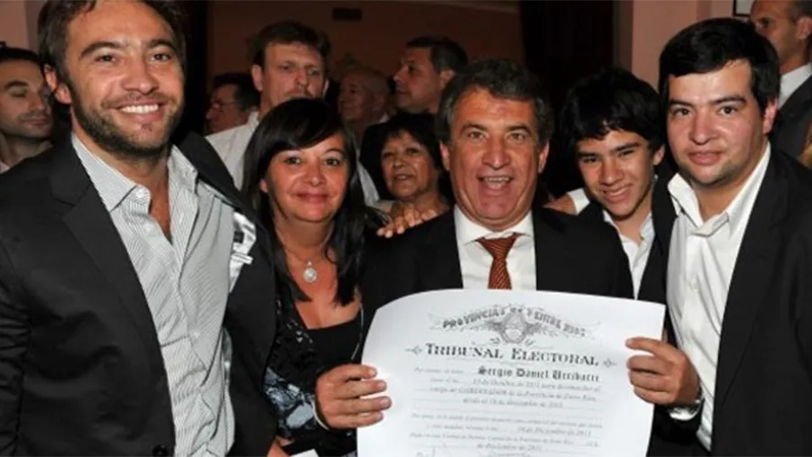 Es la primera vez desde 1987 que ningún integrante de la familia de Sergio Urribarri ocupará un cargo público. Es la primera vez desde 1987 que ningún integrante de la familia de Sergio Urribarri ocupará un cargo público.