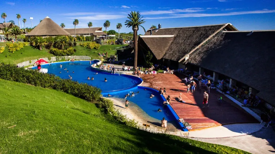 El Hotel Resort estará ubicado en la entrada a las termas de Victoria. El Hotel Resort estará ubicado en la entrada a las termas de Victoria.