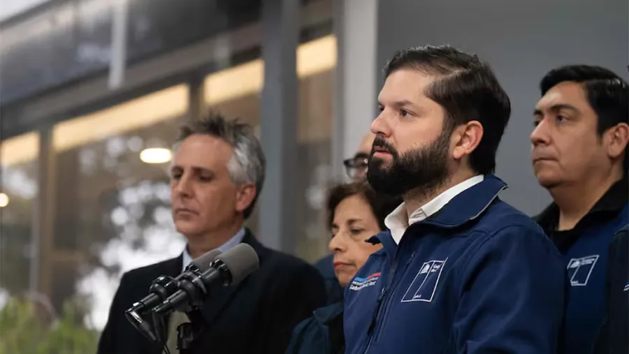 Imagen difundida por la Oficina de Prensa de la Presidencia de Chile muestra al presidente Gabriel Boric hablando desde el Centro Integrado de Operaciones Estratégicas de Codelco en Rancagua, Chile, el 3 de agosto de 2025.