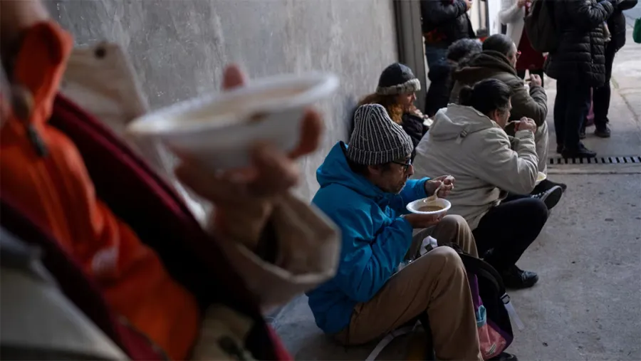 Organizaciones sociales y católicas entregan comida en distintos puntos de la Ciudad de Buenos Aires.
