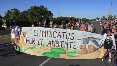 Uno de los referentes afirmó que “en una asamblea popular, después de la quema de la zona de islas del Banquito San Andrés, en donde tres familias perdieron su casa, decidimos visibilizar la problemática con el corte del puente”.