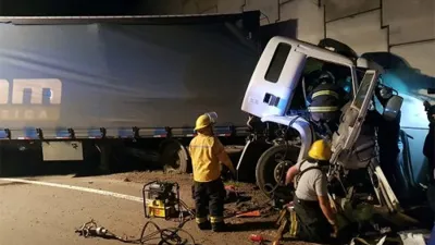 Lamentablemente el conductor del camión falleció tras el impacto del pesado rodado contra el paredón del puente que eleva la Autovía Nacional N° 18.