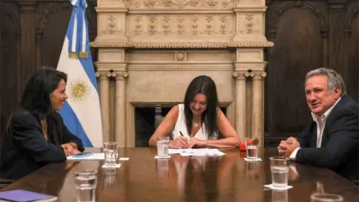 Febrero. La firma de los acuerdos con organismos internacionales, permitieron al Gobierno destrabar las compras de alimentos y el pago de sueldos.