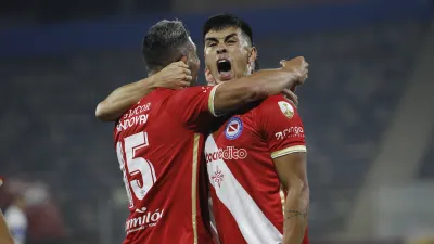 Argentinos Juniors pisó fuerte en Chile y quedó como líder del Grupo F